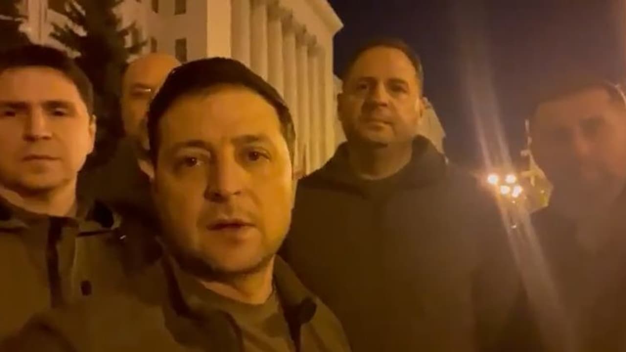 'রাশিয়ার বিরুদ্ধে স্বাধীনতার লড়াই', নিজের শ্যুট করা ভিডিও বার্তা ইউক্রেন প্রেসিডেন্টের 'রাশিয়ার বিরুদ্ধে স্বাধীনতার লড়াই', নিজের শ্যুট করা ভিডিও বার্তা ইউক্রেন প্রেসিডেন্টের