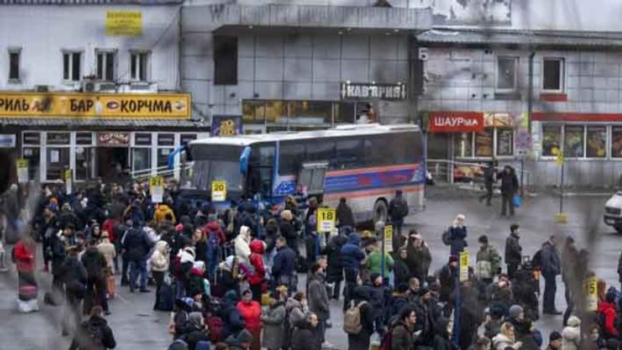 நினைத்தை விட நிலைமை ரொம்ப மோசமா இருக்கு.. உக்ரைனில் உள்ள இந்தியர்கள் முன்னறிவிப்பின்றி எல்லைக்கு செல்லாதீர்.! நினைத்தை விட நிலைமை ரொம்ப மோசமா இருக்கு.. உக்ரைனில் உள்ள இந்தியர்கள் முன்னறிவிப்பின்றி எல்லைக்கு செல்லாதீர்.!