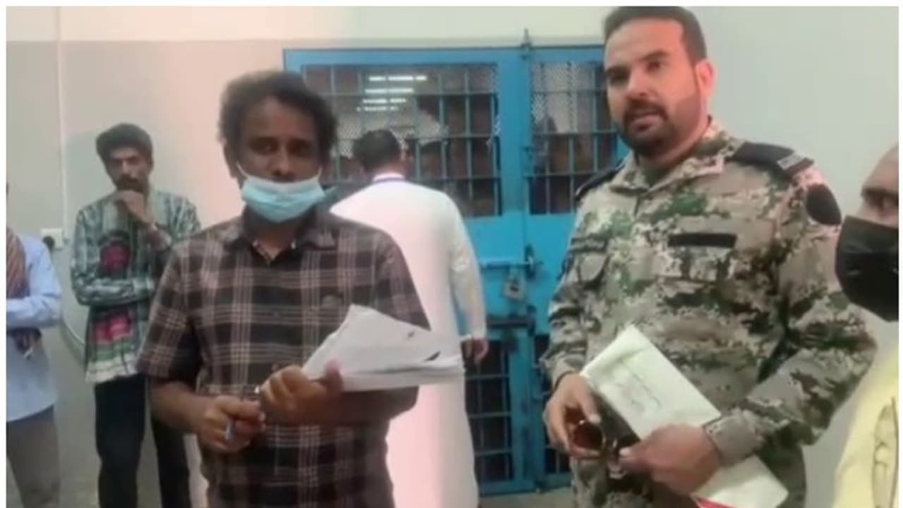 Deported Expats : സൗദിയില് നാടുകടത്തൽ കേന്ദ്രത്തിൽ കഴിഞ്ഞിരുന്ന പതിനേഴ് ഇന്ത്യക്കാര് നാട്ടിലേക്ക് മടങ്ങി Deported Expats : സൗദിയില് നാടുകടത്തൽ കേന്ദ്രത്തിൽ കഴിഞ്ഞിരുന്ന പതിനേഴ് ഇന്ത്യക്കാര് നാട്ടിലേക്ക് മടങ്ങി