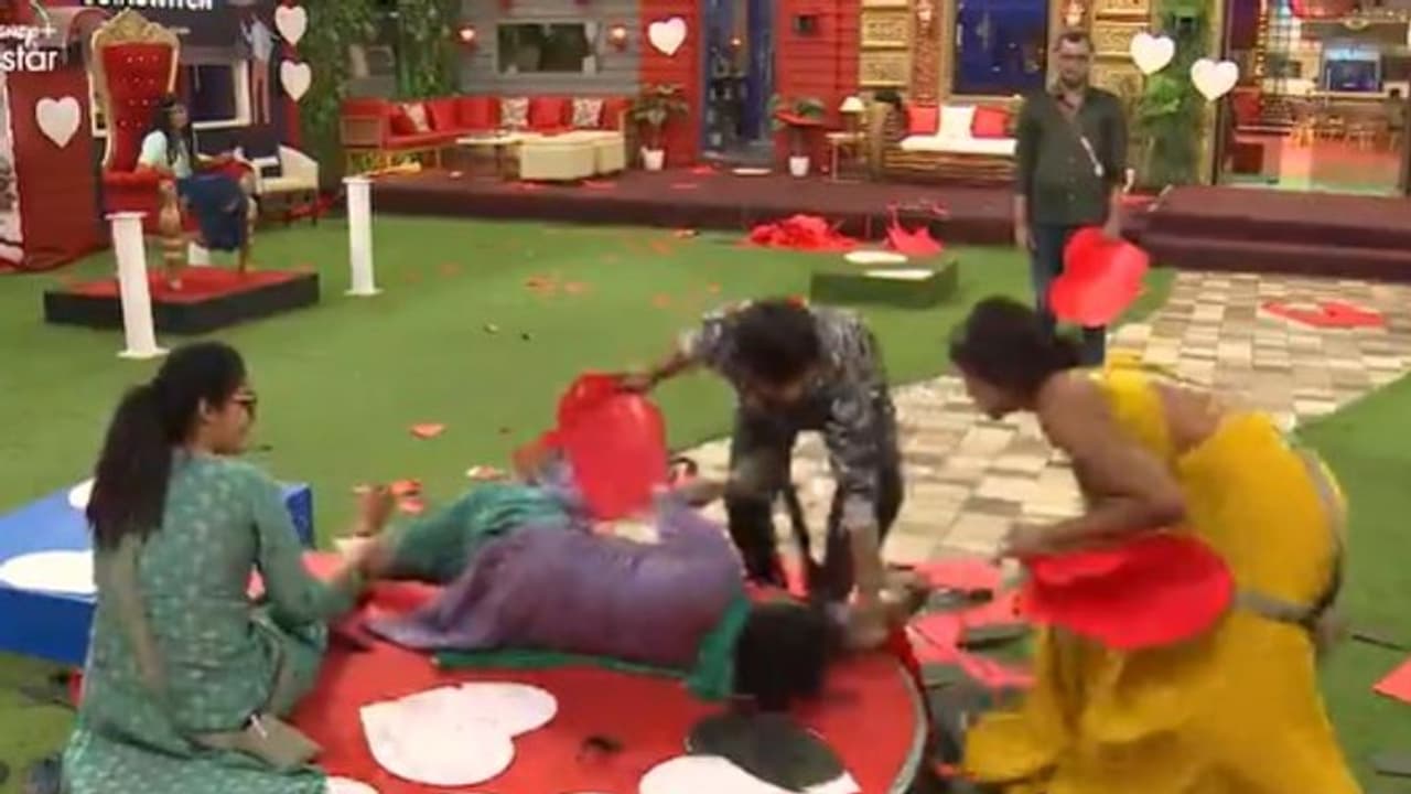 பிபி அல்டிமேட் ஜூலி, பாலாவுக்காக அடித்துக்கொள்ளும் ஹவுஷ்மேட்ஸ்..பரபரக்கும் ப்ரோமோ.... பிபி அல்டிமேட் ஜூலி, பாலாவுக்காக அடித்துக்கொள்ளும் ஹவுஷ்மேட்ஸ்..பரபரக்கும் ப்ரோமோ....