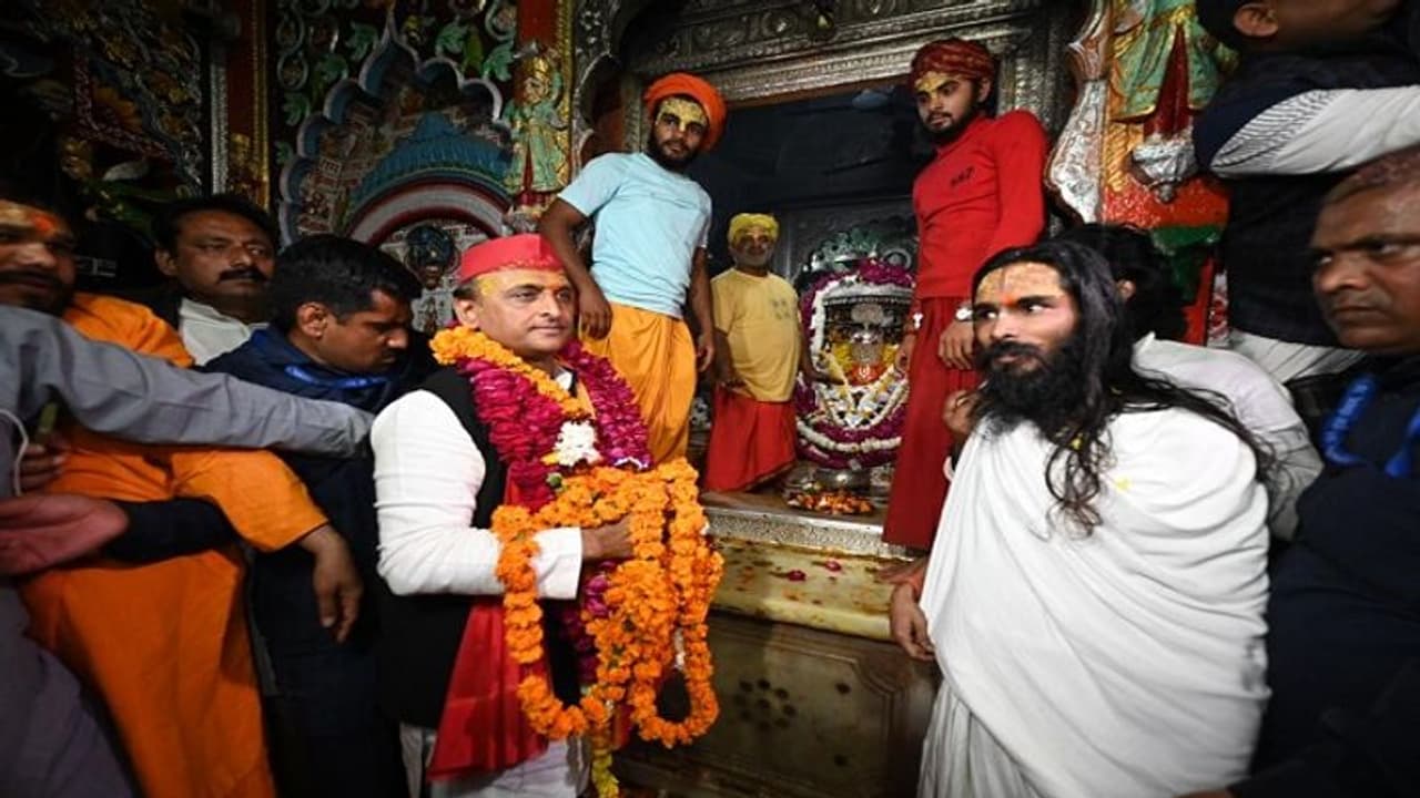 यूपी चुनाव के बीच हनुमान गढ़ी के दर्शन के बाद अखिलेश यादव ने फोटो ट्वीट कर दिया खास संदेश यूपी चुनाव के बीच हनुमान गढ़ी के दर्शन के बाद अखिलेश यादव ने फोटो ट्वीट कर दिया खास संदेश