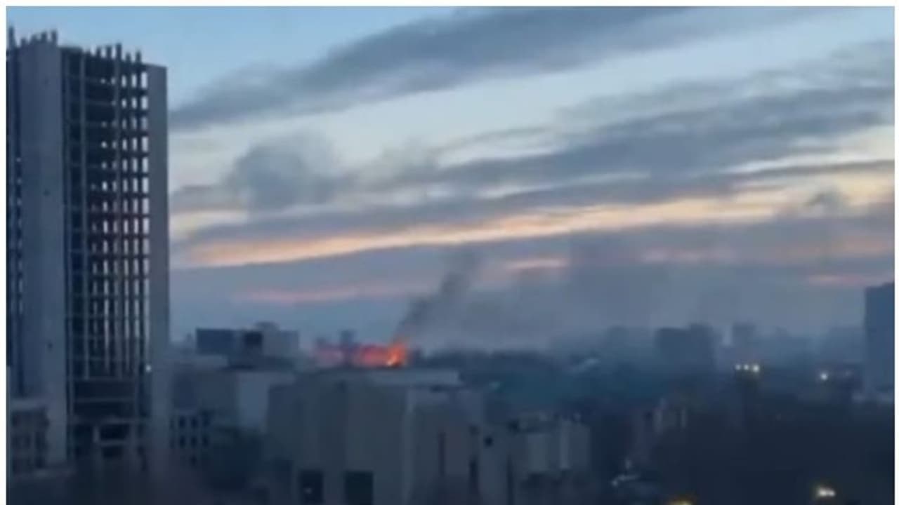 Ukraine Crisis : വ്യോമാക്രമണത്തിലൂന്നി റഷ്യന് സേന; 6 യുക്രൈന് നഗരങ്ങളില് വ്യോമാക്രമണ മുന്നറിയിപ്പ് Ukraine Crisis : വ്യോമാക്രമണത്തിലൂന്നി റഷ്യന് സേന; 6 യുക്രൈന് നഗരങ്ങളില് വ്യോമാക്രമണ മുന്നറിയിപ്പ്