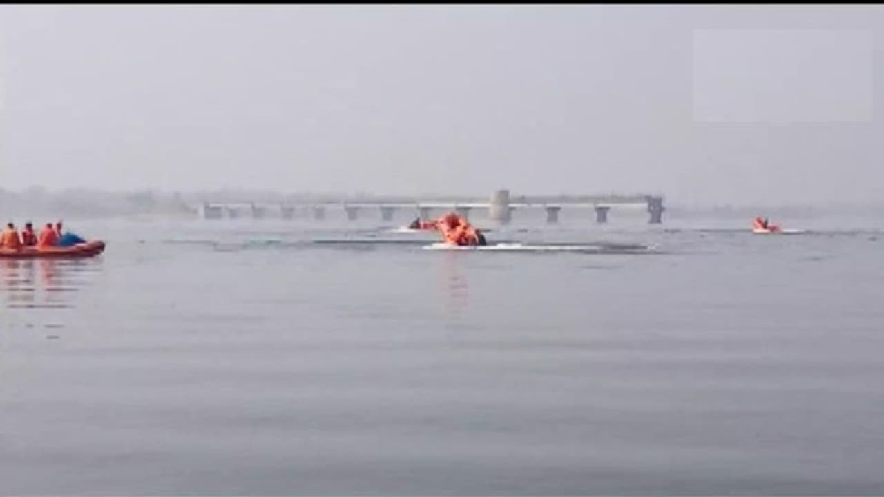 ఆచంటలో పడవ బోల్తా: ఇద్దరు యువకుల గల్లంతు ఆచంటలో పడవ బోల్తా: ఇద్దరు యువకుల గల్లంతు