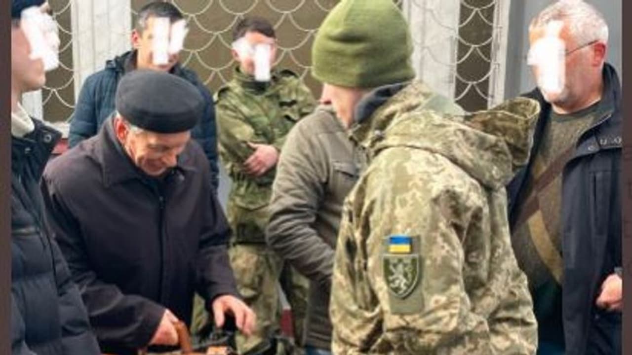 यूक्रेन के इस बुजुर्ग को देखकर छूट जाएंगे पुतिन के पसीने, 80 साल की उम्र में हथियार उठाने को तैयार यूक्रेन के इस बुजुर्ग को देखकर छूट जाएंगे पुतिन के पसीने, 80 साल की उम्र में हथियार उठाने को तैयार