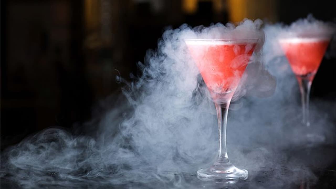 आइसक्रीम जमाने से लेकर सर्विंग तक में धड़ल्ले से हो रहा Liquid Nitrogen का इस्तेमाल, जानें इसके नुकसान आइसक्रीम जमाने से लेकर सर्विंग तक में धड़ल्ले से हो रहा Liquid Nitrogen का इस्तेमाल, जानें इसके नुकसान