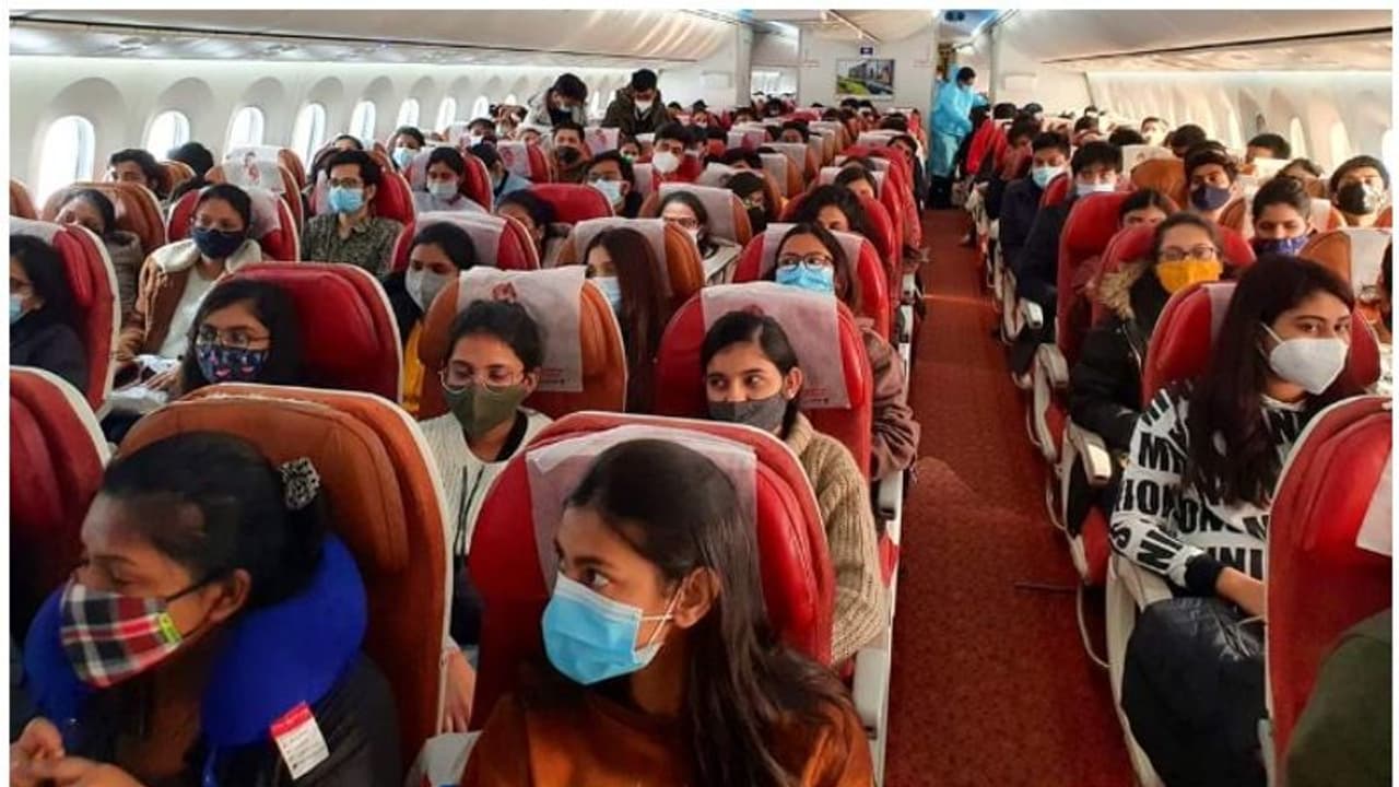 Ukraine Crisis : രക്ഷാദൗത്യത്തിലെ ആദ്യ വിമാനം മുംബൈക്ക് തിരിച്ചു; 30 ല് അധികം മലയാളികള്, 7 മണിക്കൂര് യാത്ര Ukraine Crisis : രക്ഷാദൗത്യത്തിലെ ആദ്യ വിമാനം മുംബൈക്ക് തിരിച്ചു; 30 ല് അധികം മലയാളികള്, 7 മണിക്കൂര് യാത്ര