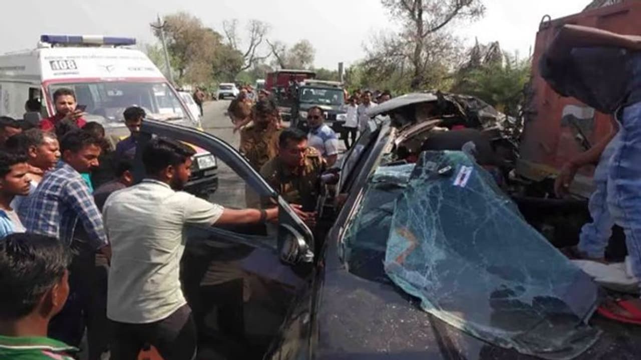 बांदा में भीषण सड़क हादसे में पांच की मौत, खड़े ट्रक में कार ने पीछे से मारी टक्कर बांदा में भीषण सड़क हादसे में पांच की मौत, खड़े ट्रक में कार ने पीछे से मारी टक्कर