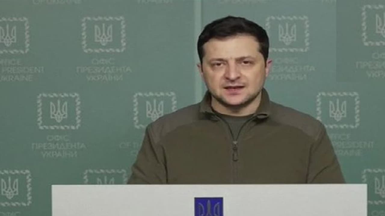 RUSSIA UKRAINE CRISIS: அனைவருக்கும் ஆயுதங்கள் வழங்கத் தயார்... உக்ரைன் மக்களுக்கு ஜெலன்ஷ்கி அழைப்பு!!