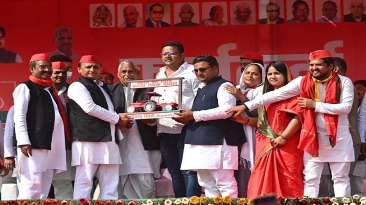 यूपी चुनाव: सपा अध्यक्ष अखिलेश ने भाजपा पर कसा तंज, कहा BJP के लोग सिखा रहे अंग्रेजी, हम सिखाएंगे हिंदी