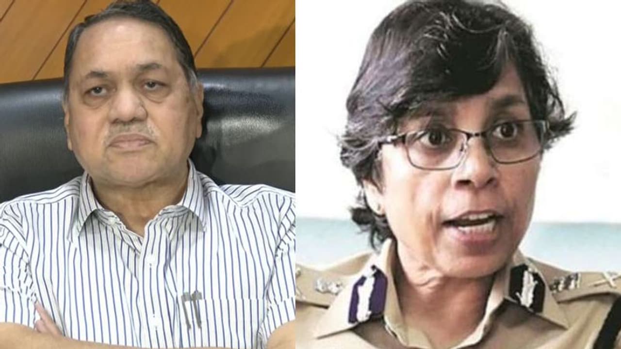 पुणे की पूर्व पुलिस कमिश्नर रश्मि शुक्ला पर FIR, ड्रग्स कनेक्शन खंगालने को इन बड़े नेताओं के फोन टैप करती थीं पुणे की पूर्व पुलिस कमिश्नर रश्मि शुक्ला पर FIR, ड्रग्स कनेक्शन खंगालने को इन बड़े नेताओं के फोन टैप करती थीं