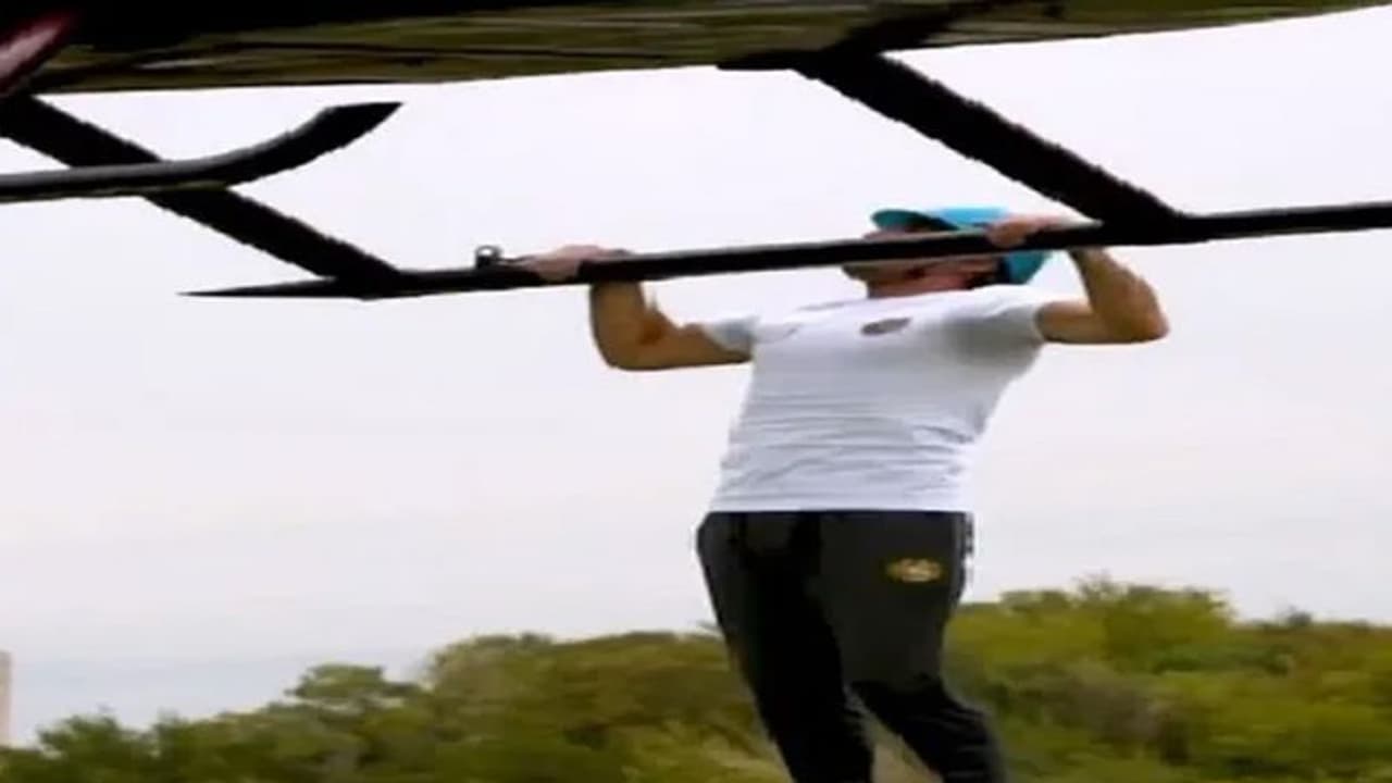 Weird Video: उड़ते हेलीकॉप्टर पर युवक ने बनाया अनोखा रिकॉर्ड, देखें वीडियो