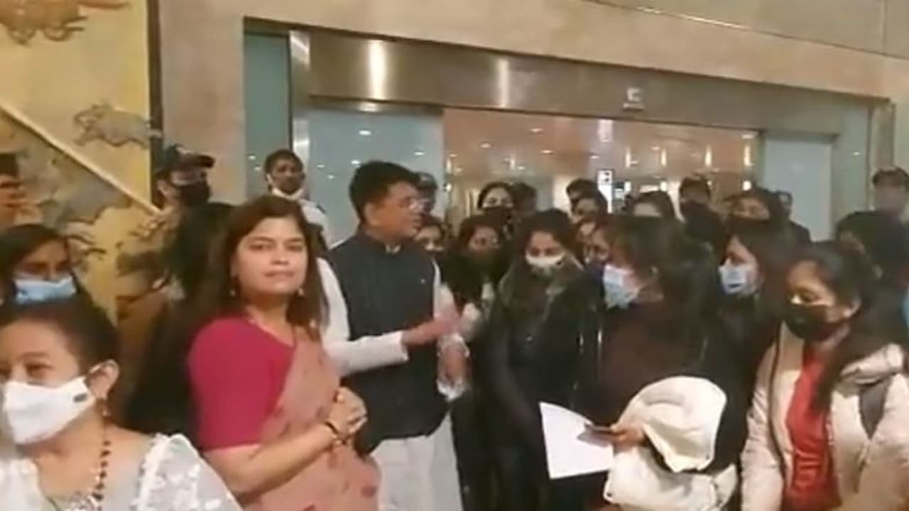 'জন্মভূমিতে স্বাগত', আতঙ্ক কাটিয়ে ভারতীয়দের নিয়ে ইউক্রেন থেকে মুম্বইয়ের মাটি স্পর্শ বিমানের 'জন্মভূমিতে স্বাগত', আতঙ্ক কাটিয়ে ভারতীয়দের নিয়ে ইউক্রেন থেকে মুম্বইয়ের মাটি স্পর্শ বিমানের