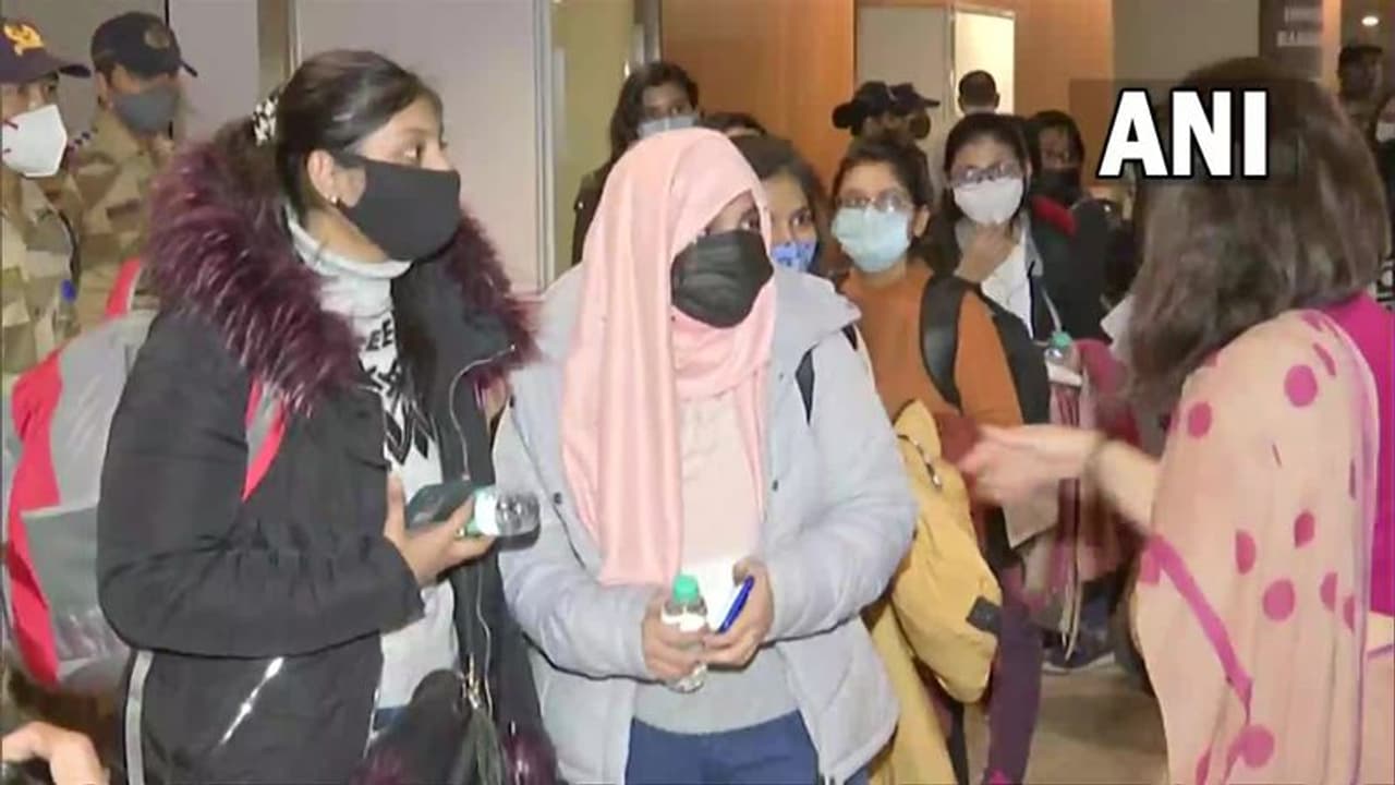 Ukraine Russia Crisis:சாமர்த்தியமாக ஸ்கெட்ச் போட்ட அரசு..தாயகம் வந்தடைந்த முதல் குழு.. மகிழ்ச்சியில் மக்கள் Ukraine Russia Crisis:சாமர்த்தியமாக ஸ்கெட்ச் போட்ட அரசு..தாயகம் வந்தடைந்த முதல் குழு.. மகிழ்ச்சியில் மக்கள்