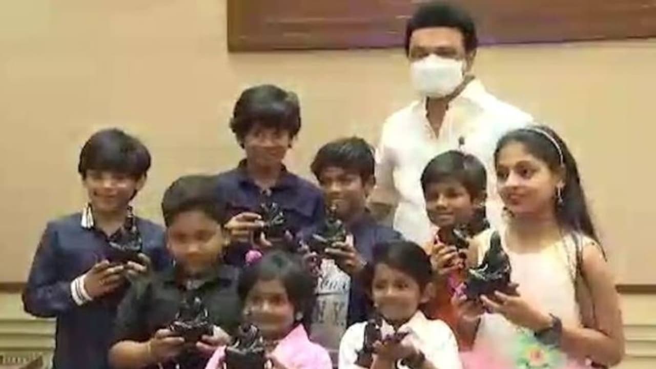 മോദിയെ വിമ‍‍ർശിച്ച് ചാനലിൽ സ്കിറ്റ് കളിച്ച കുട്ടികളെ നേരിട്ട് അഭിനന്ദിച്ച് മുഖ്യമന്ത്രി സ്റ്റാലിൻ