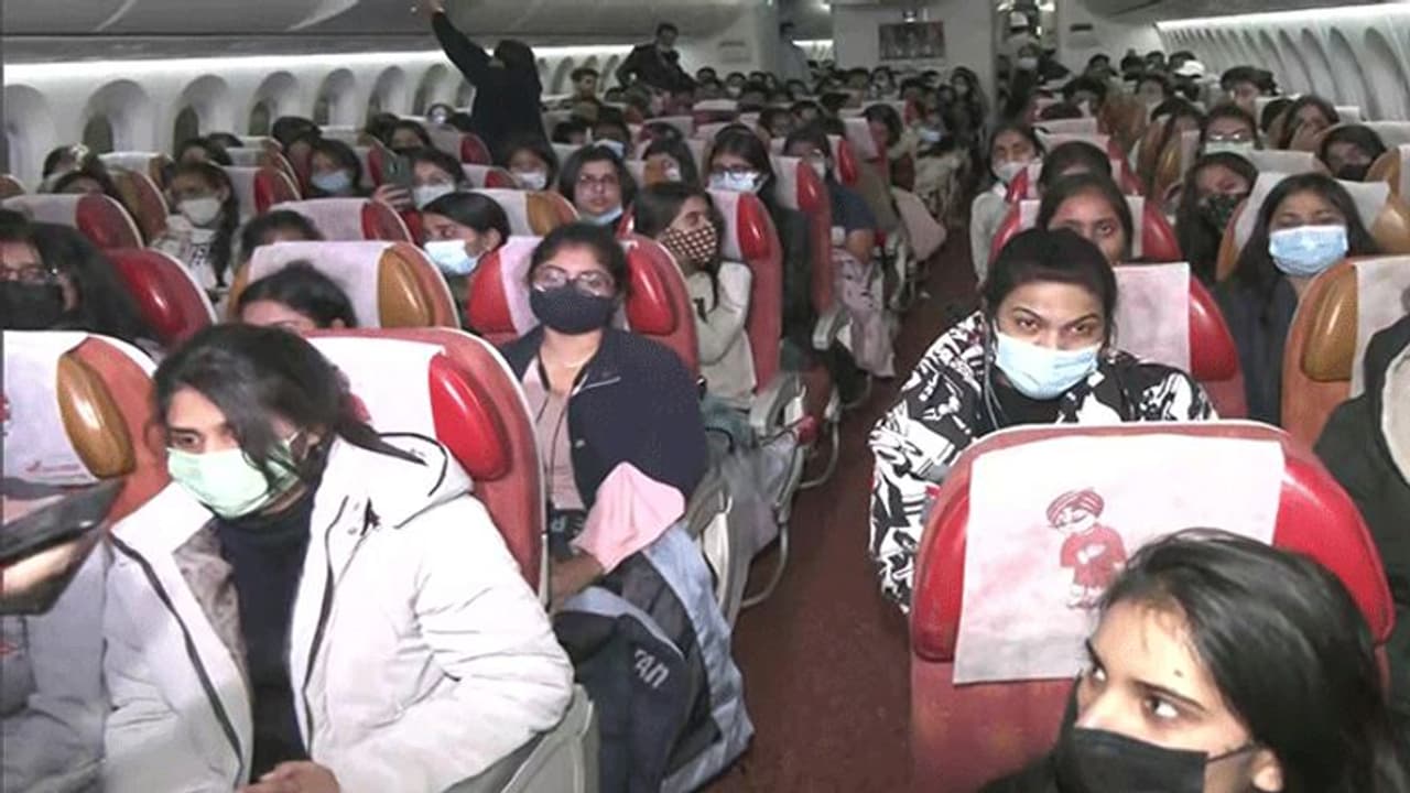 Ukraine Update: स्टोर्स में सामान खत्म हुआ, जो है उसकी कीमतें बहुत बढ़ीं, सड़कों पर हथियार लेकर घूम रहे लोग Ukraine Update: स्टोर्स में सामान खत्म हुआ, जो है उसकी कीमतें बहुत बढ़ीं, सड़कों पर हथियार लेकर घूम रहे लोग