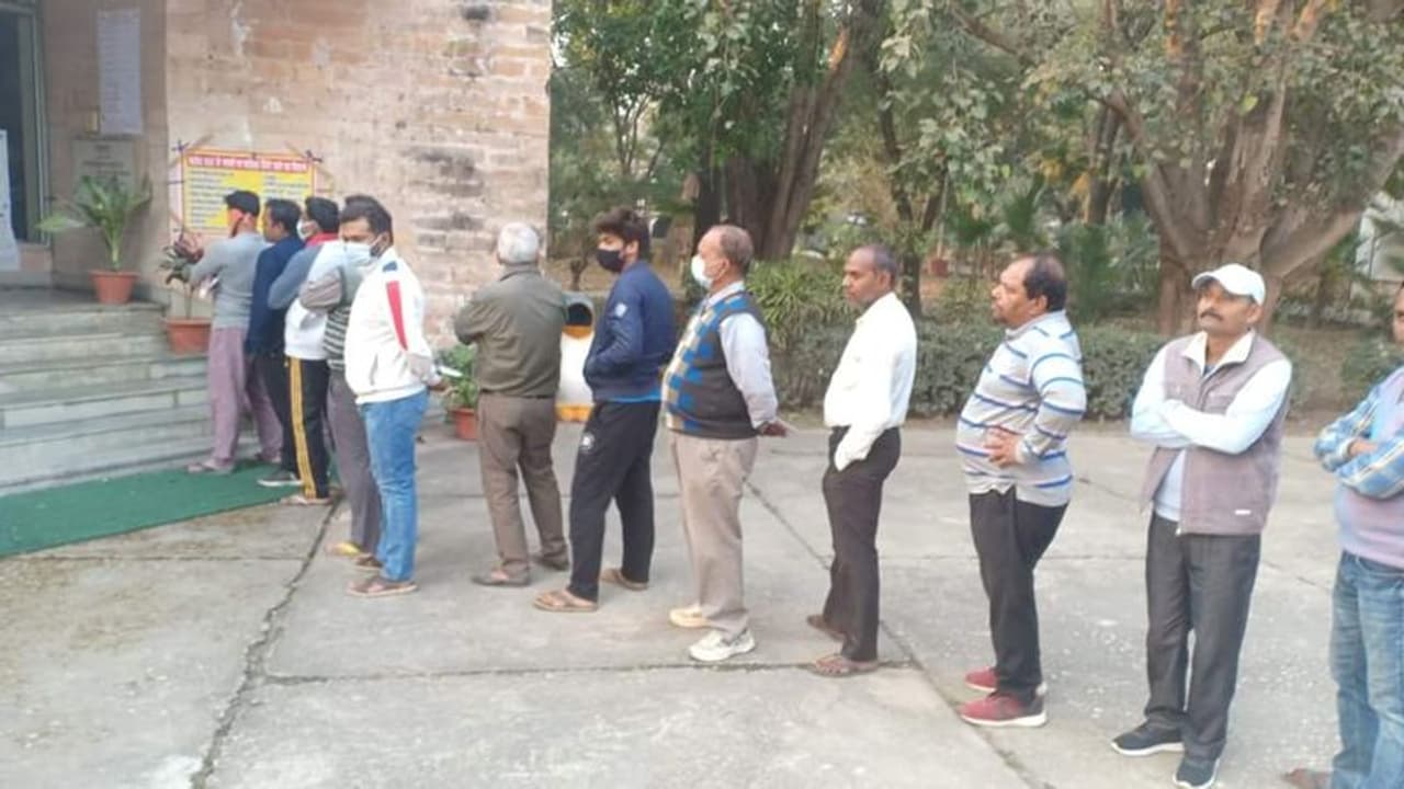 UP Election 2022 : യുപി വിധിയെഴുതുന്നു, വോട്ടെടുപ്പ് അയോധ്യയടക്കം 12 ജില്ലകളിൽ, ഉച്ചവരെ 25 % പോളിംഗ്