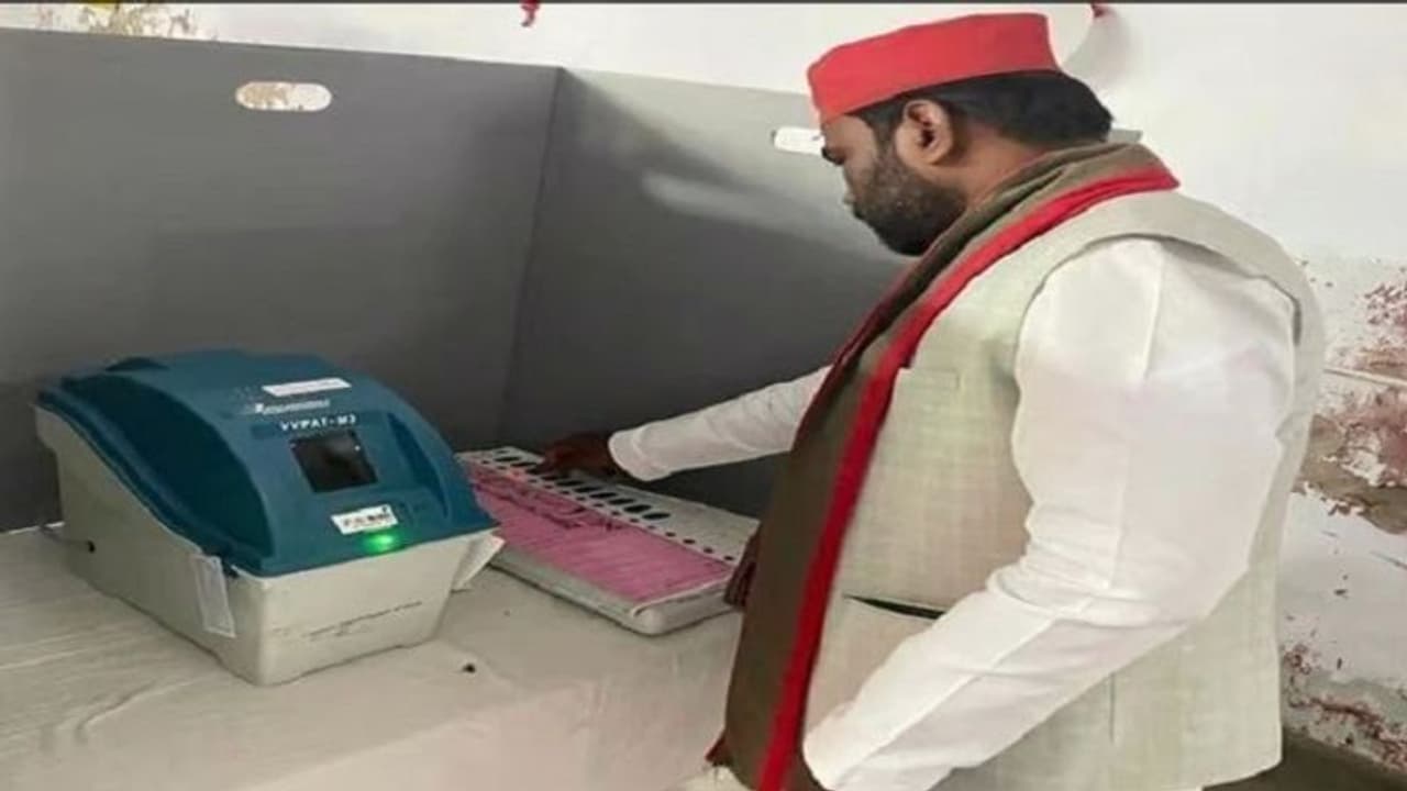 यूपी चुनाव: सपा प्रत्याशी संदीप यादव का वोट डालते फोटो हुआ वायरल, जांच में जुटी पुलिस यूपी चुनाव: सपा प्रत्याशी संदीप यादव का वोट डालते फोटो हुआ वायरल, जांच में जुटी पुलिस