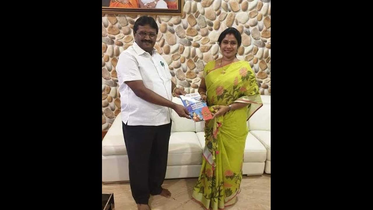 "பொண்டாட்டிக்கு சீட்டு வேணும்னா கேட்டு வாங்கு..” திமுக மேடையில் உட்கட்சி உள்குத்து.. பரபரப்பு வீடியோ...