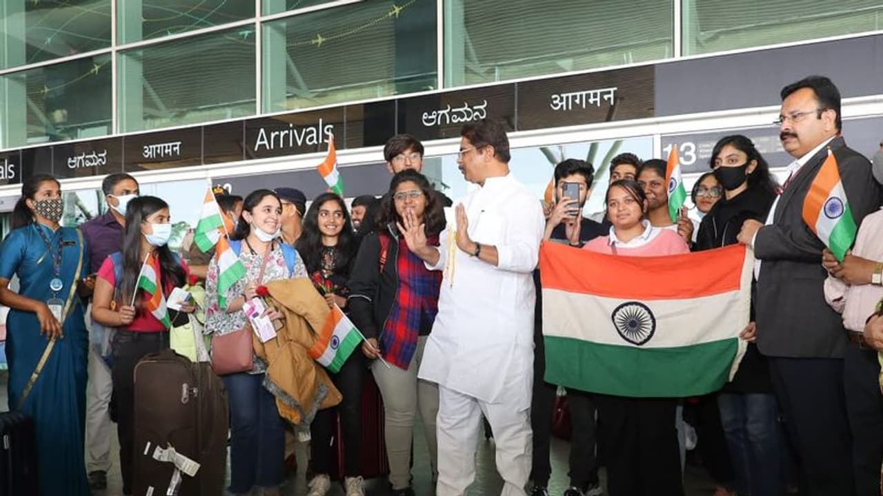 Russia Ukraine Crisis: 31 ಕನ್ನಡಿಗರು ತವರಿಗೆ ವಾಪಸ್: ಸಚಿವ ಜೋಶಿ, ಅಶೋಕ್ ಸ್ವಾಗತ Russia Ukraine Crisis: 31 ಕನ್ನಡಿಗರು ತವರಿಗೆ ವಾಪಸ್: ಸಚಿವ ಜೋಶಿ, ಅಶೋಕ್ ಸ್ವಾಗತ