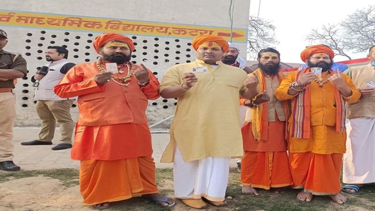 यूपी चुनाव: महंत राजू दास ने जाकर डाला वोट, कहा मतदान के पीछे कोई मुद्दा नहीं यह आस्था का विषय यूपी चुनाव: महंत राजू दास ने जाकर डाला वोट, कहा मतदान के पीछे कोई मुद्दा नहीं यह आस्था का विषय