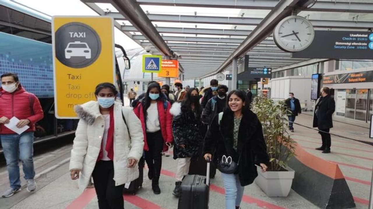 Operation Ganga: భారత్కు చేరుకున్న మూడో విమానం.. ఉక్రెయిన్ నుంచి భారతీయుల తరలింపు ప్రక్రియ వేగవంతం Operation Ganga: భారత్కు చేరుకున్న మూడో విమానం.. ఉక్రెయిన్ నుంచి భారతీయుల తరలింపు ప్రక్రియ వేగవంతం