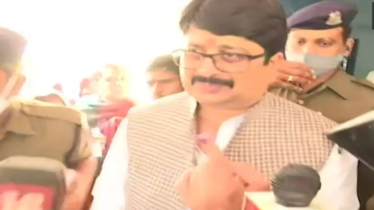 UP Chunav 2022: कुंडा में रघुराज प्रताप सिंह 'राजा भैया' ने किया मतदान, रिकार्ड मतों से जीत का किया दावा