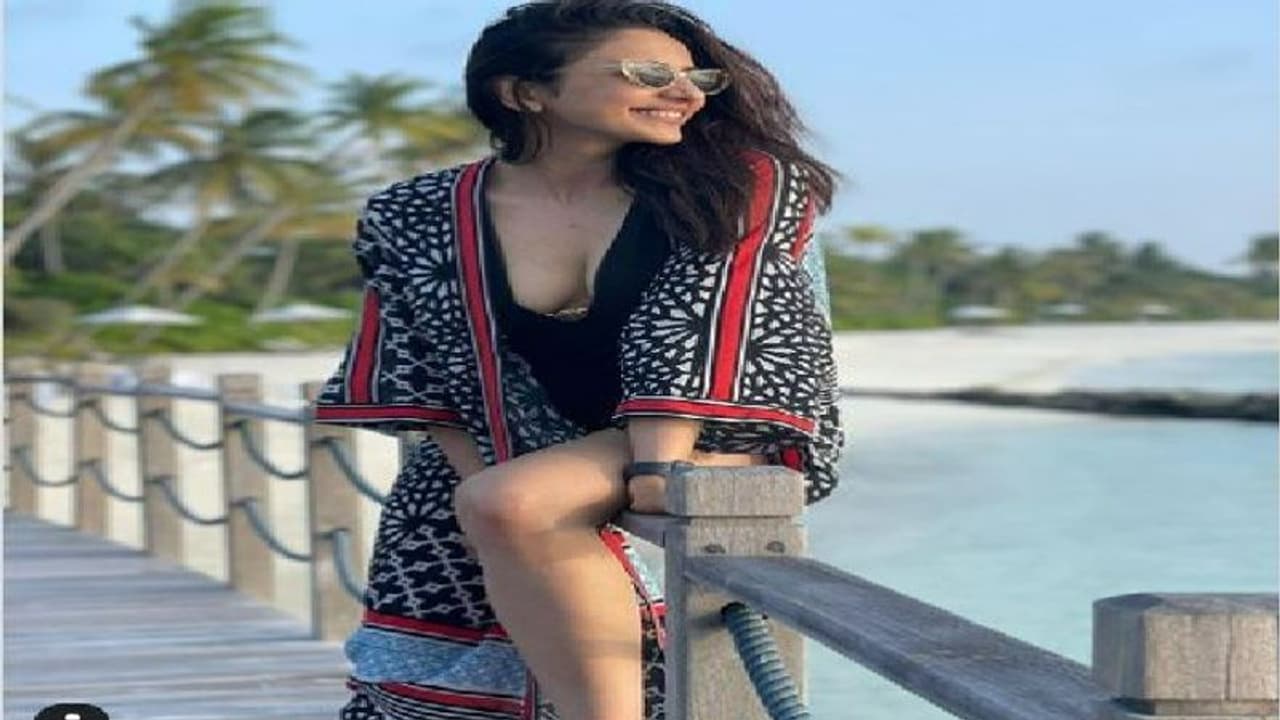 মালদ্বীপের সমুদ্র সৈকতে মোহময়ী রকুলপ্রীত, সেখান থেকে কোন থেরাপির কথা বললেন বিকিনি বেব মালদ্বীপের সমুদ্র সৈকতে মোহময়ী রকুলপ্রীত, সেখান থেকে কোন থেরাপির কথা বললেন বিকিনি বেব