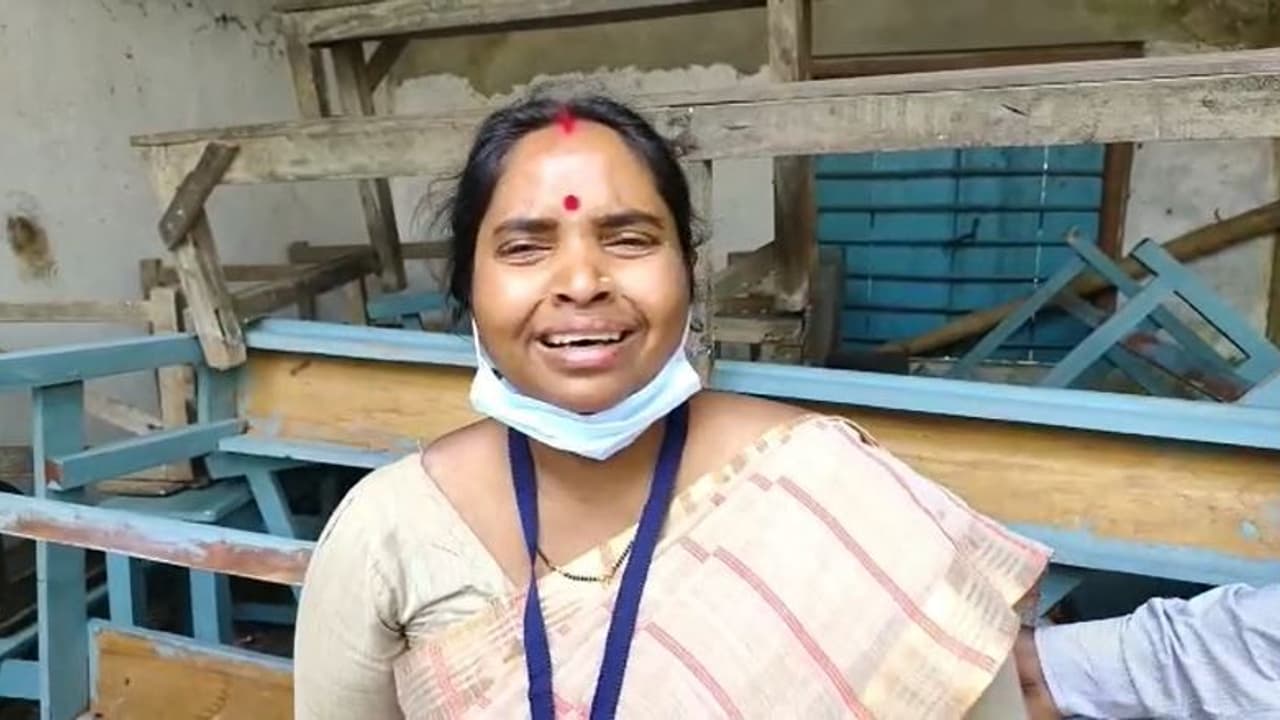 'সবাই দু তিনবার করে ভোট দিচ্ছে', বনগাঁয় বুথের বাইরে কেঁদে ভাসালেন বিজেপি প্রার্থী 'সবাই দু তিনবার করে ভোট দিচ্ছে', বনগাঁয় বুথের বাইরে কেঁদে ভাসালেন বিজেপি প্রার্থী