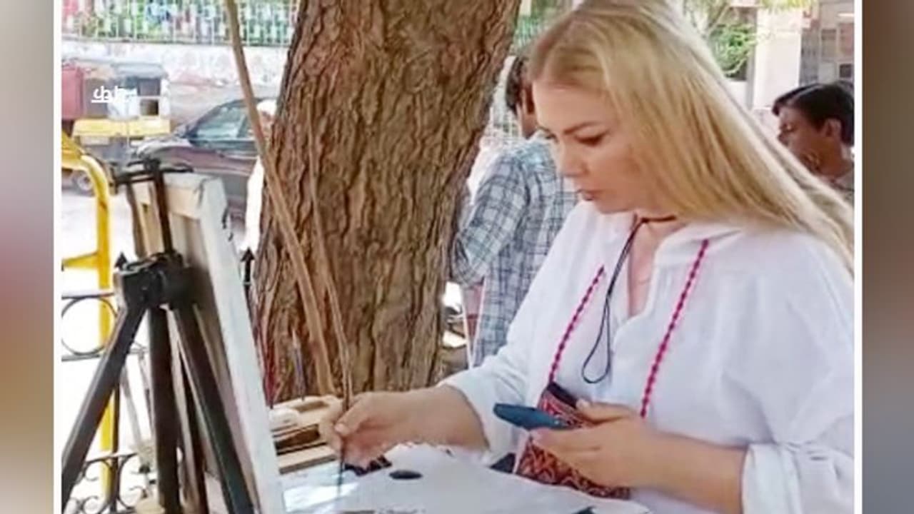 युद्ध के बीच एक तस्वीर ऐसी भी: पिता रशियन तो मां युक्रेन से, बेटी भारत में दे रही दिल छू जाने वाला संदेश युद्ध के बीच एक तस्वीर ऐसी भी: पिता रशियन तो मां युक्रेन से, बेटी भारत में दे रही दिल छू जाने वाला संदेश