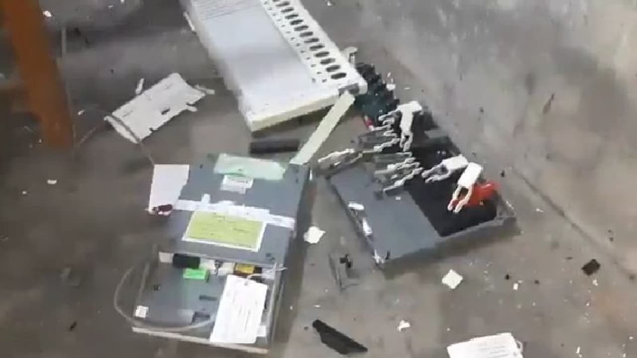 মুখে গামছা বেঁধে বুথে ঢুকল দুষ্কৃতীরা, ইভিএম ভেঙে মারধর প্রিসাইডিং অফিসারকে