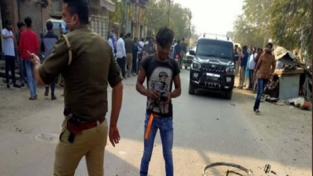 यूपी चुनाव: प्रयागराज में मतदान केंद्र से कुछ ही दूरी पर विस्फोट, एक की हुई मौत यूपी चुनाव: प्रयागराज में मतदान केंद्र से कुछ ही दूरी पर विस्फोट, एक की हुई मौत