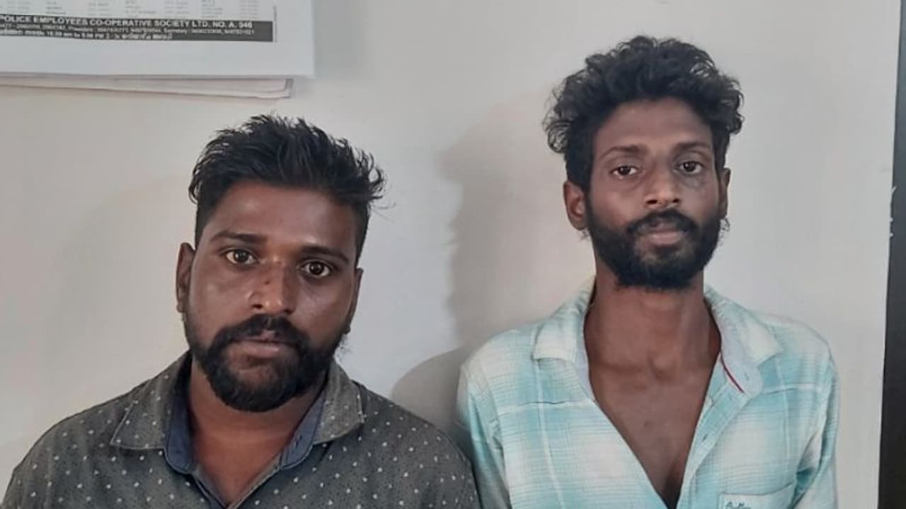 വീടിന് മുന്നില് നിന്ന വയോധികയുടെ മാല പൊട്ടിച്ച് മുങ്ങി; സിസിടിവി കുടുക്കി, പ്രതികൾ അറസ്റ്റിൽ വീടിന് മുന്നില് നിന്ന വയോധികയുടെ മാല പൊട്ടിച്ച് മുങ്ങി; സിസിടിവി കുടുക്കി, പ്രതികൾ അറസ്റ്റിൽ