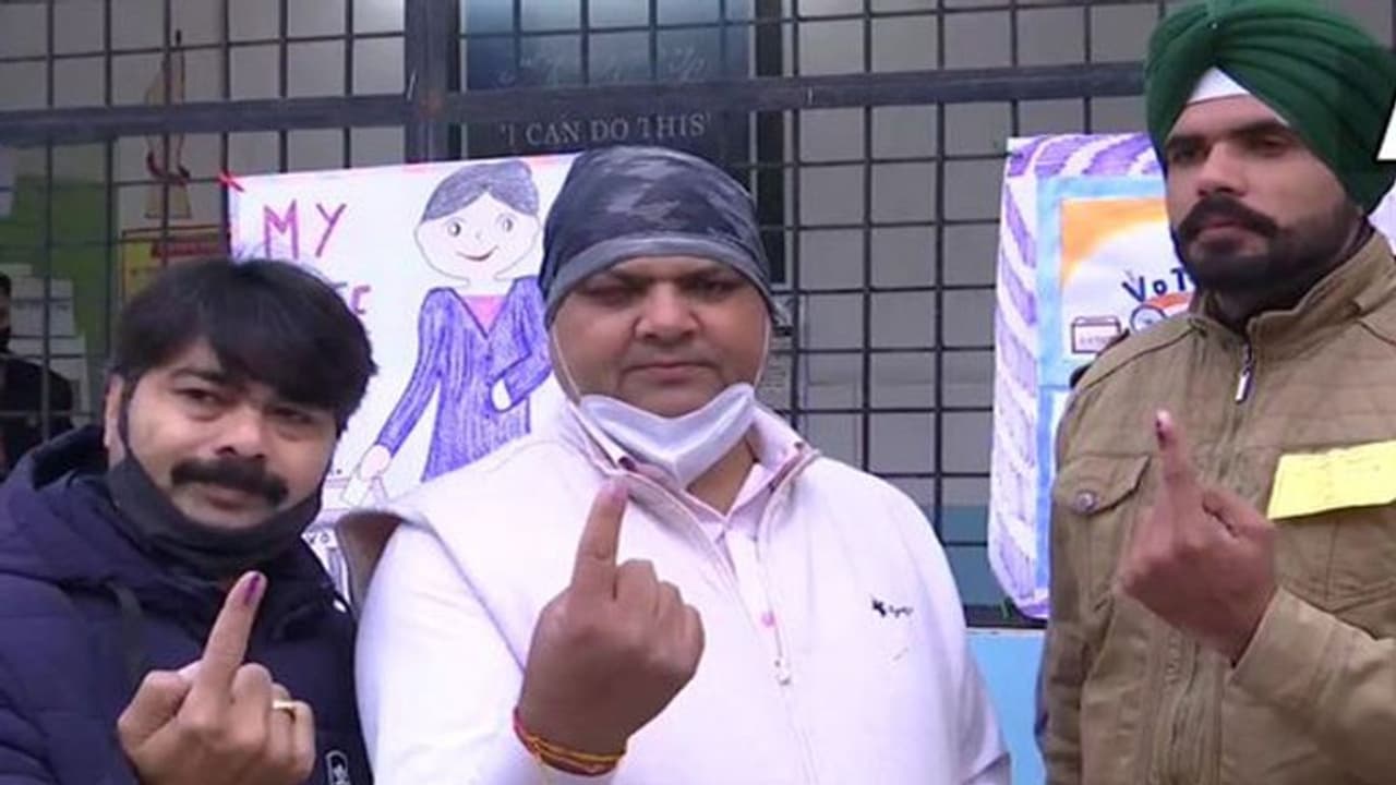 UP Chunav 2022: पांचवें चरण की 61 सीटों पर मतदान खत्म, इन दिग्गज नेताओं की किस्मत EVM में हुई कैद UP Chunav 2022: पांचवें चरण की 61 सीटों पर मतदान खत्म, इन दिग्गज नेताओं की किस्मत EVM में हुई कैद