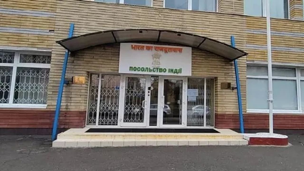 உக்ரைனில் உள்ள இந்திய தூதரகம் போலாந்துக்கு மாற்றம்... பாதுகாப்பு கருதி அவசர முடிவு!!