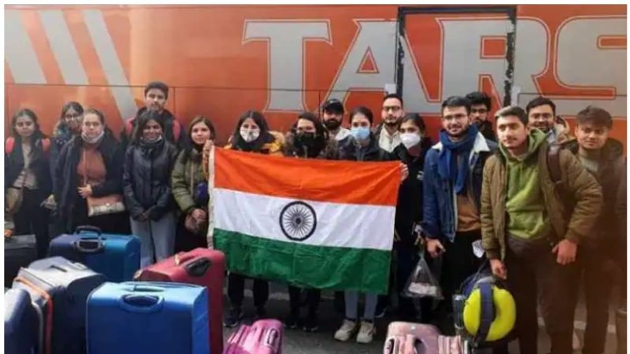 Operation Ganga: യുക്രൈനിൽ നിന്ന് ഇതുവരെയെത്തിയത് നാല് വിമാനങ്ങൾ, തിരികെയെത്തിയവരിൽ 82 മലയാളി വിദ്യാർഥികൾ Operation Ganga: യുക്രൈനിൽ നിന്ന് ഇതുവരെയെത്തിയത് നാല് വിമാനങ്ങൾ, തിരികെയെത്തിയവരിൽ 82 മലയാളി വിദ്യാർഥികൾ