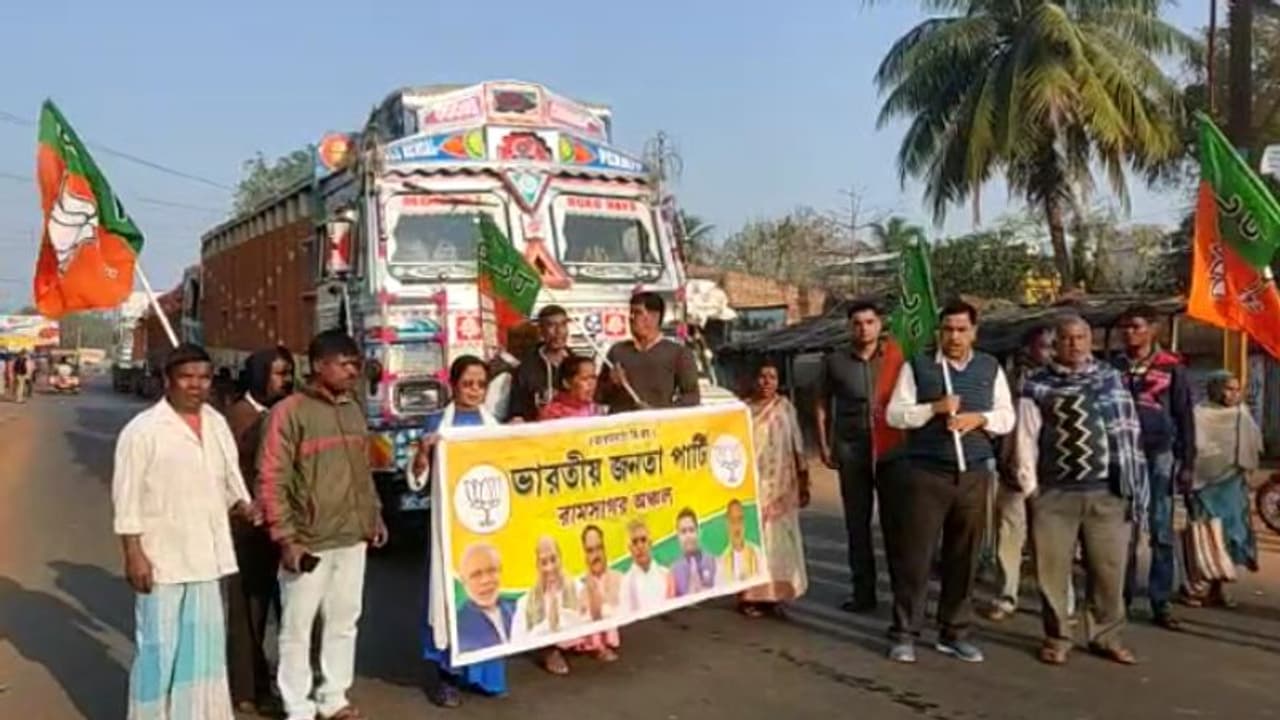 বিজেপির ডাকে ১২ ঘণ্টার বনধে জনজীবন এখনও স্বাভাবিক, বালুরঘাটে বনধ সফল করতে রাস্তায় সুকান্ত মজুমদার বিজেপির ডাকে ১২ ঘণ্টার বনধে জনজীবন এখনও স্বাভাবিক, বালুরঘাটে বনধ সফল করতে রাস্তায় সুকান্ত মজুমদার