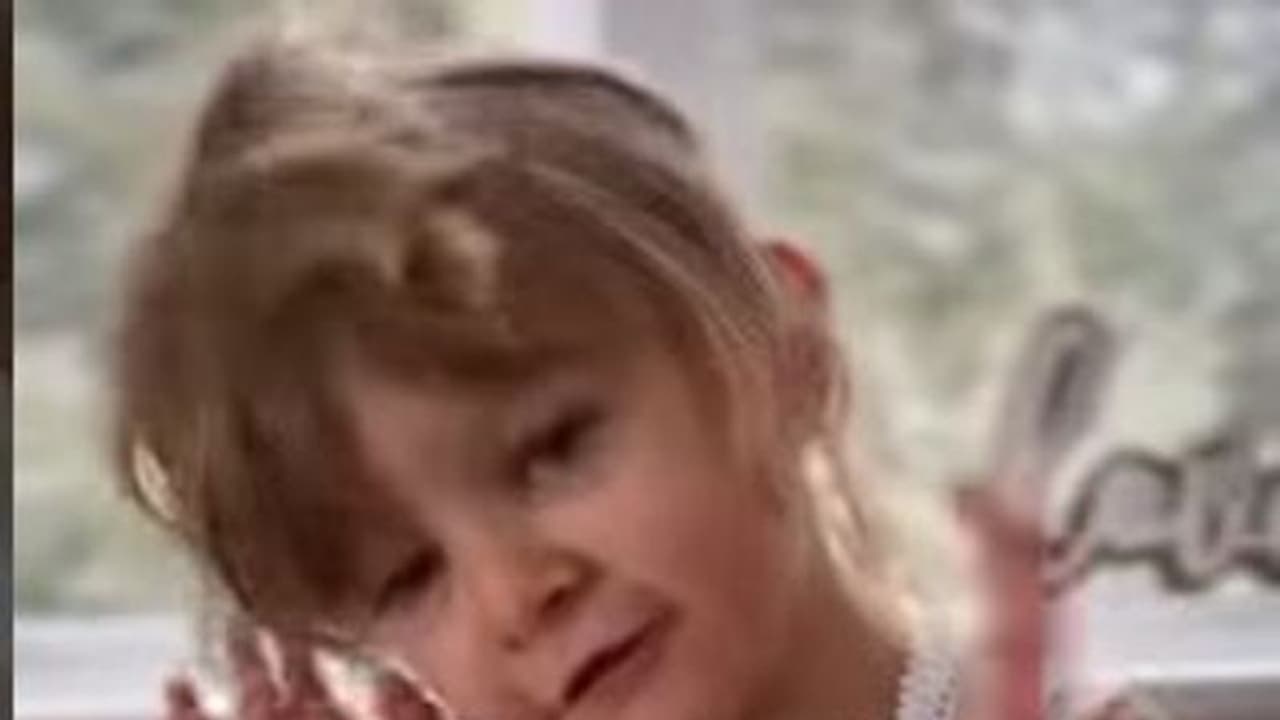 'नहीं बांटना इस धरती को, स्टाप वॉर', जंग के बीच एक छोटी सी बच्ची का दिल छू देने वाला वीडियो वायरल 'नहीं बांटना इस धरती को, स्टाप वॉर', जंग के बीच एक छोटी सी बच्ची का दिल छू देने वाला वीडियो वायरल