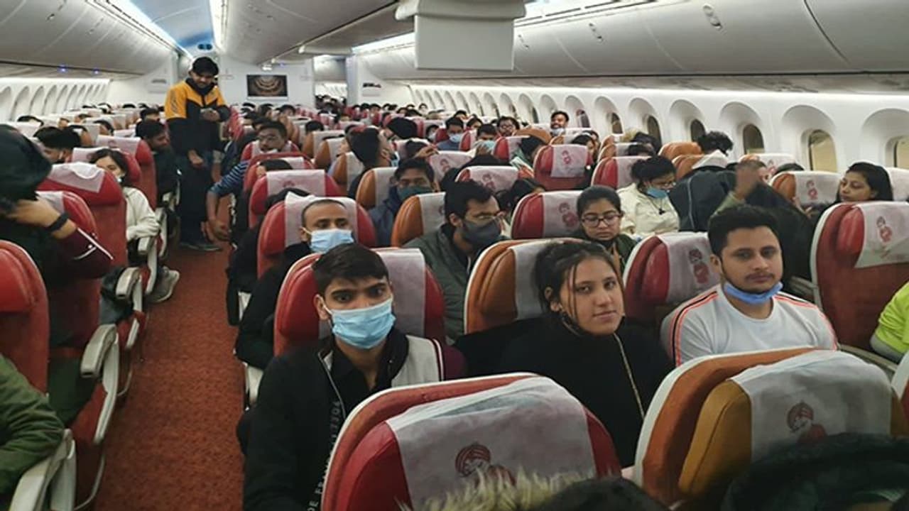 ऑपरेशन गंगा के तहत 249 छात्र लौटे भारत, कहा – सरकार ने हमारी बहुत मदद की, बुडापेस्ट से एक और फ्लाइट उड़ी