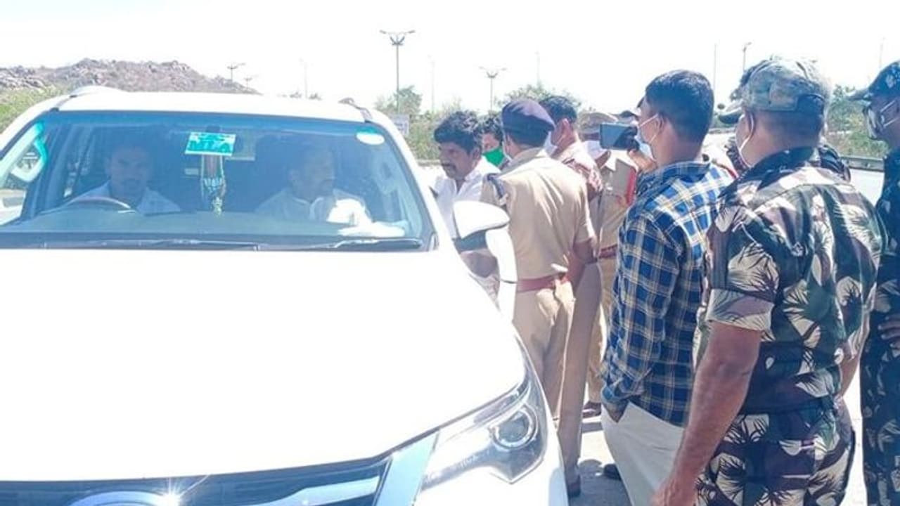 బిజెపి ఎమ్మెల్యే రఘునందన్ రావుపై పోలీస్ కేసు... అర్ధరాత్రి పోలీస్ స్టేషన్ కు తరలింపు బిజెపి ఎమ్మెల్యే రఘునందన్ రావుపై పోలీస్ కేసు... అర్ధరాత్రి పోలీస్ స్టేషన్ కు తరలింపు