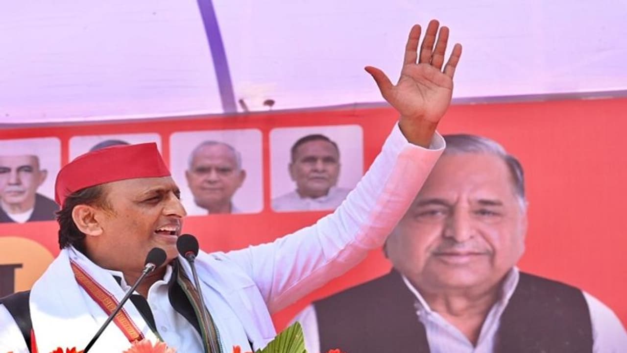 अखिलेश यादव बोले BJP के नेता घरों से उतार रहे झंडा, अब सड़कों पर भी नहीं दिखता है निशान अखिलेश यादव बोले BJP के नेता घरों से उतार रहे झंडा, अब सड़कों पर भी नहीं दिखता है निशान