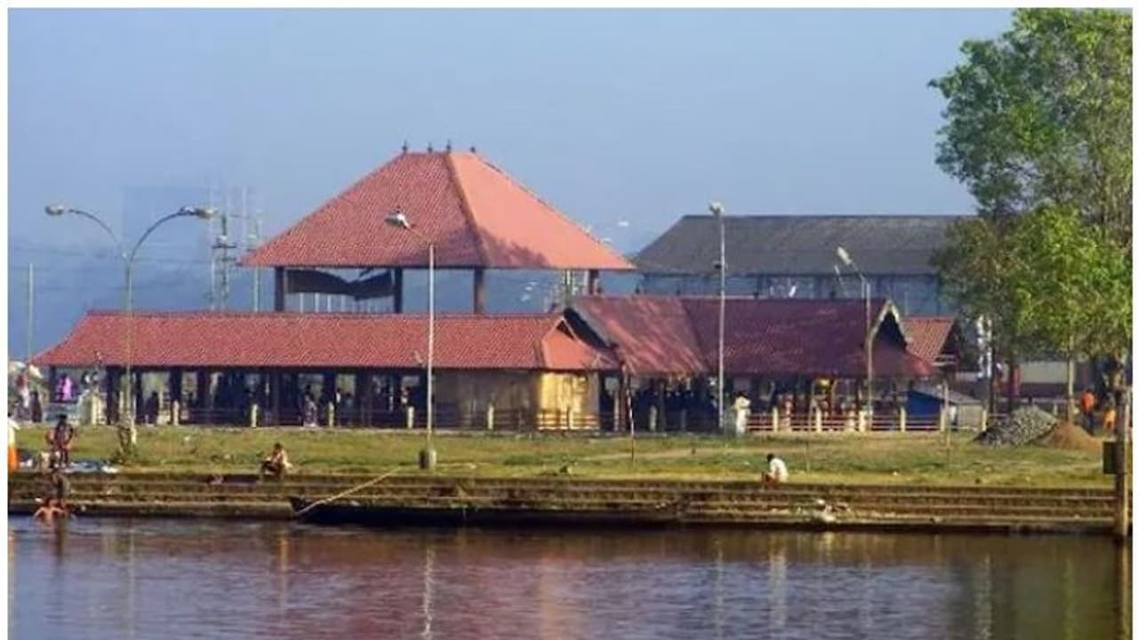 Maha Shivratri 2022 : ആലുവ മണപ്പുറം മഹാശിവരാത്രിക്കൊരുങ്ങി; ദർശനത്തിനു പ്രത്യേക ക്യൂ Maha Shivratri 2022 : ആലുവ മണപ്പുറം മഹാശിവരാത്രിക്കൊരുങ്ങി; ദർശനത്തിനു പ്രത്യേക ക്യൂ