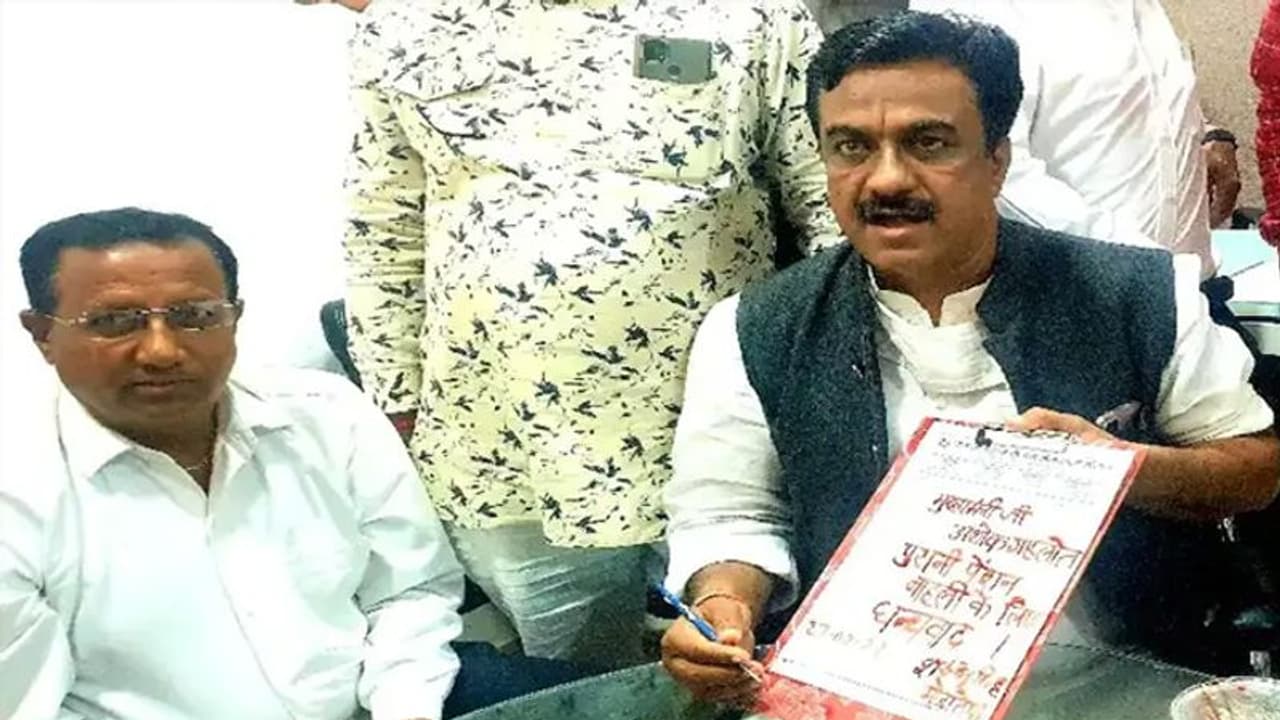 CM गहलोत के एक फैसले से इतना खुश हुआ टीचर, धन्यवाद देने अपने खून से लिखा पत्र, कहा वो अब प्रधानमंत्री बनेंगे CM गहलोत के एक फैसले से इतना खुश हुआ टीचर, धन्यवाद देने अपने खून से लिखा पत्र, कहा वो अब प्रधानमंत्री बनेंगे