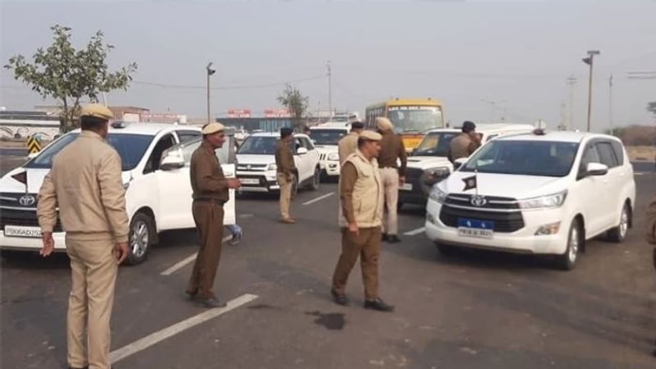 अब फिर राम रहीम का पता जेल: जेड प्लस सुरक्षा में सजा काटने पहुंचा बाबा, काफिले में शामिल थीं कई लग्जरीं कारें अब फिर राम रहीम का पता जेल: जेड प्लस सुरक्षा में सजा काटने पहुंचा बाबा, काफिले में शामिल थीं कई लग्जरीं कारें