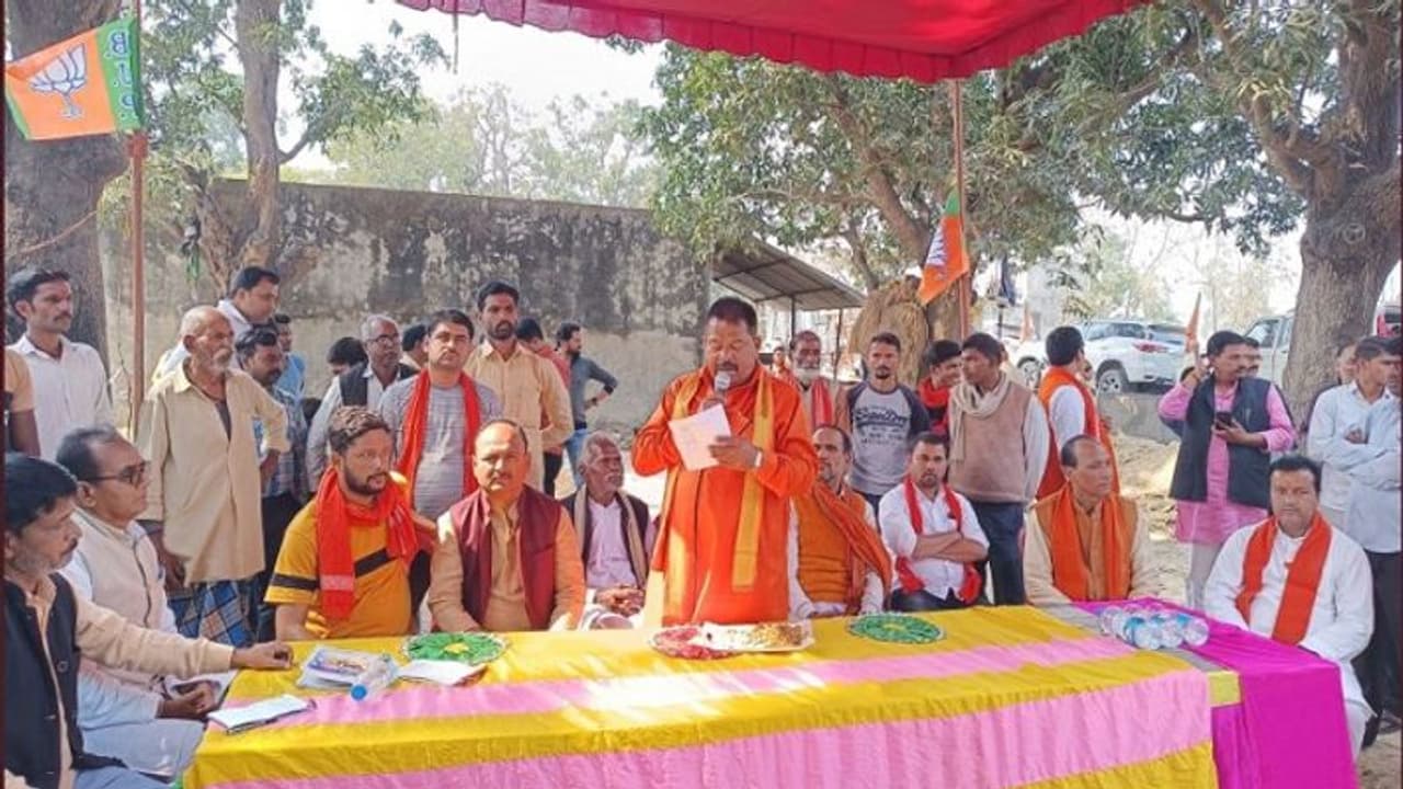 यूपी चुनाव: 'जो हिंदू मुझे वोट न दे, उनकी रगों में मुस्लिम खून', चुनाव आयोग ने प्रत्याशी पर लगाया ये प्रतिबंध यूपी चुनाव: 'जो हिंदू मुझे वोट न दे, उनकी रगों में मुस्लिम खून', चुनाव आयोग ने प्रत्याशी पर लगाया ये प्रतिबंध