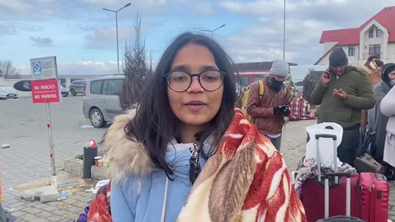 दो दिन बॉर्डर पर इंतजार करने के बाद पहुंच सकी रोमानिया बॉर्डर, यूक्रेन ने फंसी भारतीय छात्रा बोली यहां सब ठीक दो दिन बॉर्डर पर इंतजार करने के बाद पहुंच सकी रोमानिया बॉर्डर, यूक्रेन ने फंसी भारतीय छात्रा बोली यहां सब ठीक