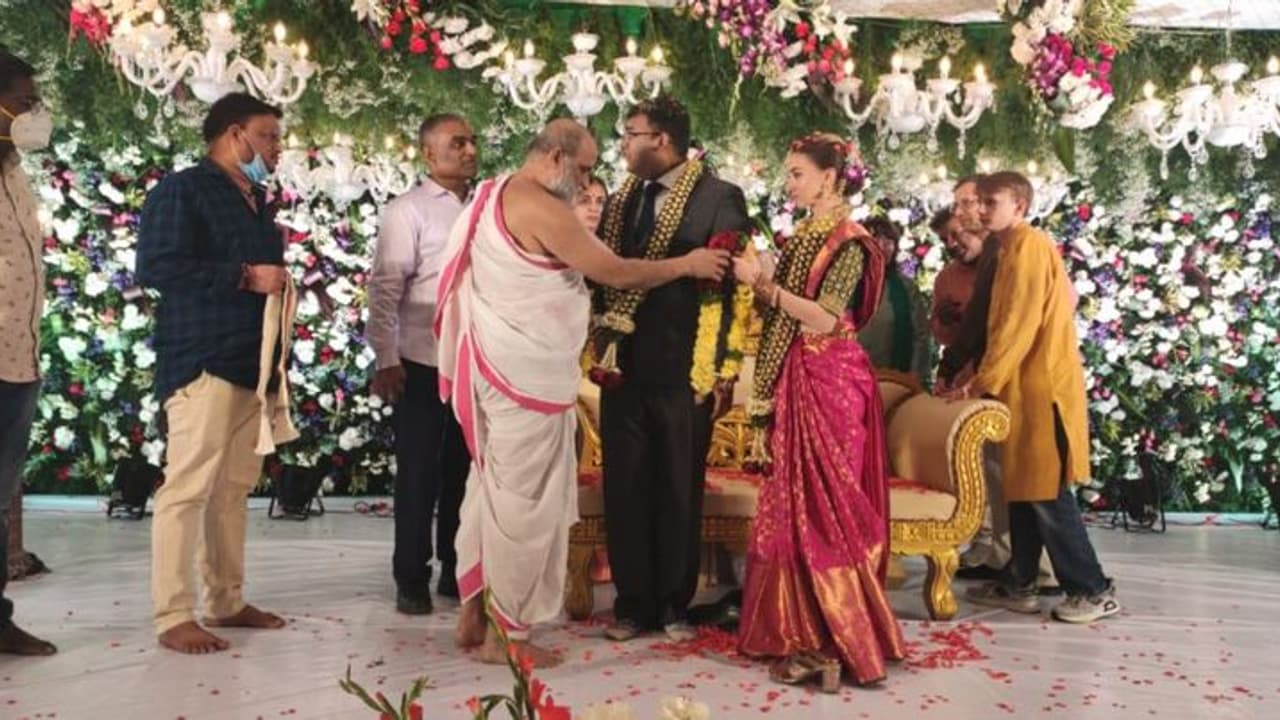 যুদ্ধ বিধ্বস্ত দেশ, হায়দরাবাদের যুবকের সঙ্গে নতুন জীবন শুরু ইউক্রেনের যুবতীর যুদ্ধ বিধ্বস্ত দেশ, হায়দরাবাদের যুবকের সঙ্গে নতুন জীবন শুরু ইউক্রেনের যুবতীর