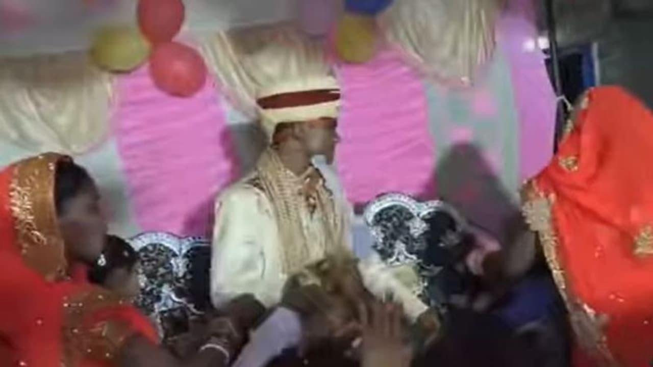 स्टेज पर हुआ दूल्हा दुल्हन का विवाद, वर ने की वधू की पिटाई, जानें किस बात पर शुरू हुई लड़ाई, देखें Viral Video स्टेज पर हुआ दूल्हा दुल्हन का विवाद, वर ने की वधू की पिटाई, जानें किस बात पर शुरू हुई लड़ाई, देखें Viral Video