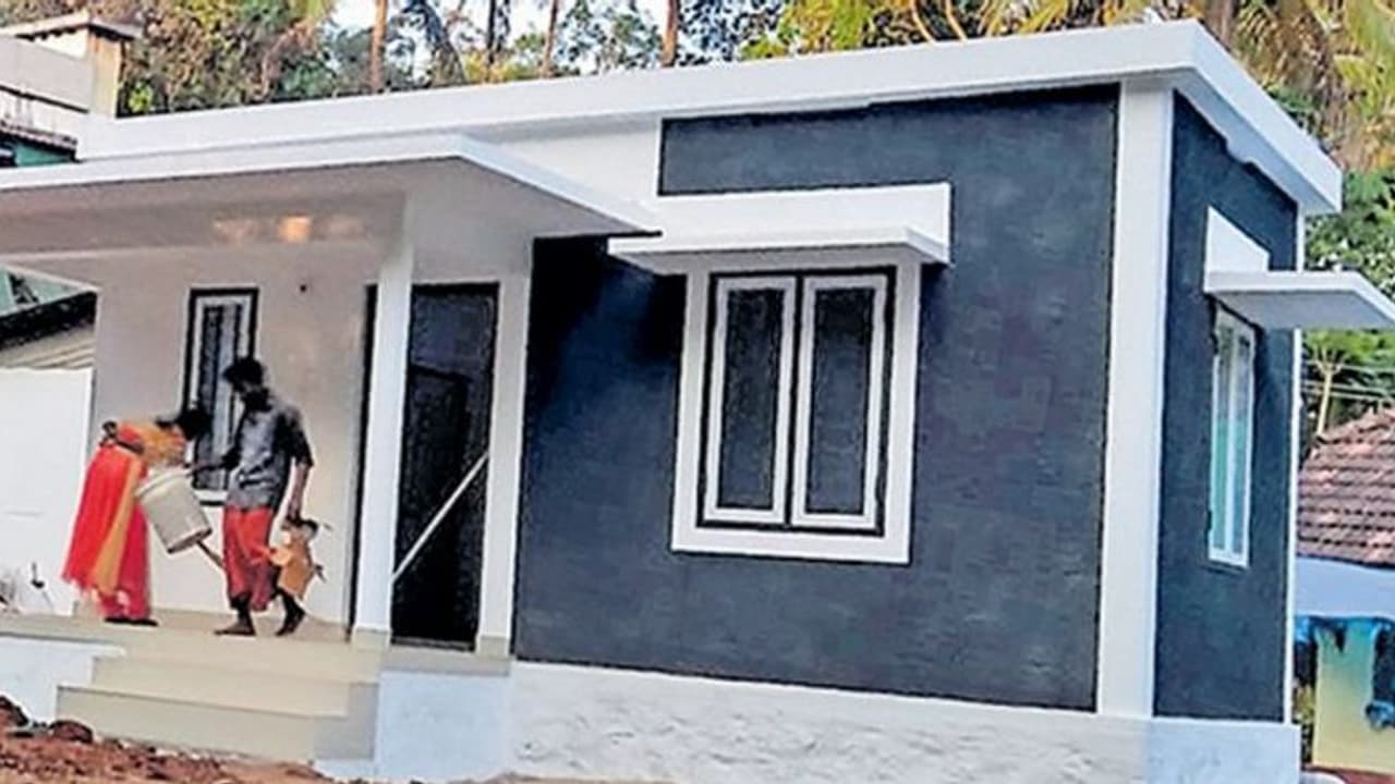 ഒറ്റമുറി ഷെഡിന്റെ ചോര്ച്ചയടക്കാന് പൊട്ടിയ തകരഷീറ്റ് ചോദിച്ചെത്തിയാള്ക്ക് വീട് പണിത് നല്കി കടയുടമ ഒറ്റമുറി ഷെഡിന്റെ ചോര്ച്ചയടക്കാന് പൊട്ടിയ തകരഷീറ്റ് ചോദിച്ചെത്തിയാള്ക്ക് വീട് പണിത് നല്കി കടയുടമ