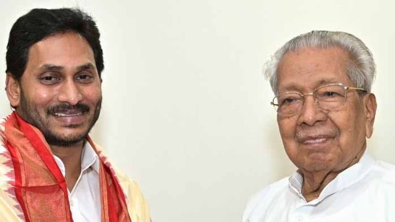 ఏపీ గవర్నర్ బిశ్వభూషణ్తో సీఎం జగన్ భేటీ ఏపీ గవర్నర్ బిశ్వభూషణ్తో సీఎం జగన్ భేటీ