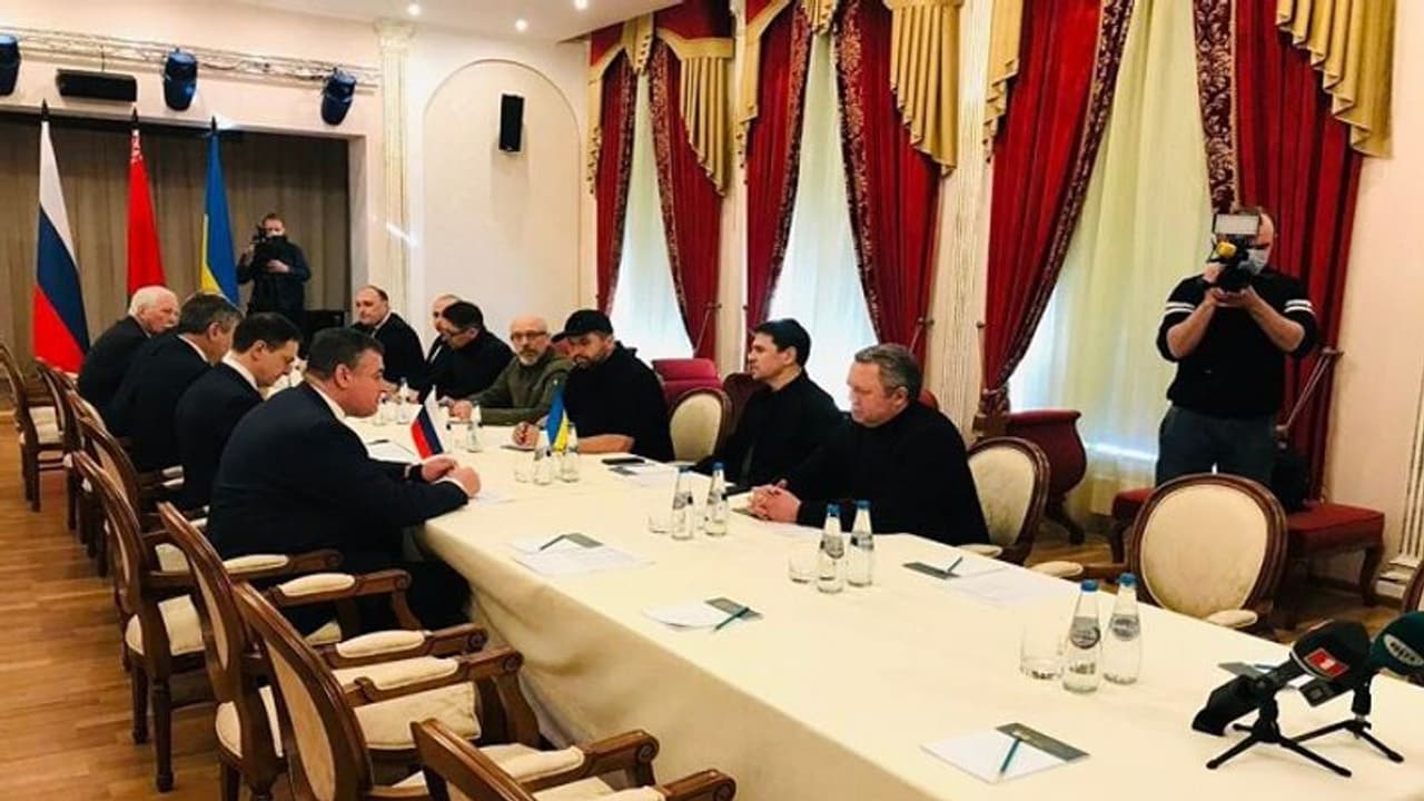 बेलारूस में हुई रूस और यूक्रेन के बीच बात, यूक्रेन ने कहा क्रीमिया, डोनबास समेत पूरे देश से हटें रूसी सैनिक बेलारूस में हुई रूस और यूक्रेन के बीच बात, यूक्रेन ने कहा क्रीमिया, डोनबास समेत पूरे देश से हटें रूसी सैनिक